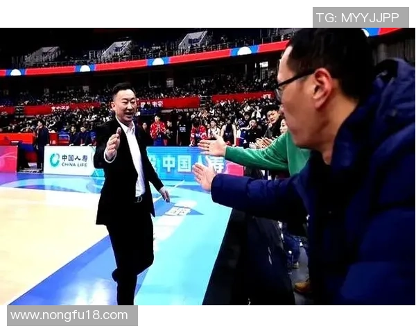 师徒重聚 刘维伟与前青岛男篮外援里斯球馆寒暄情深